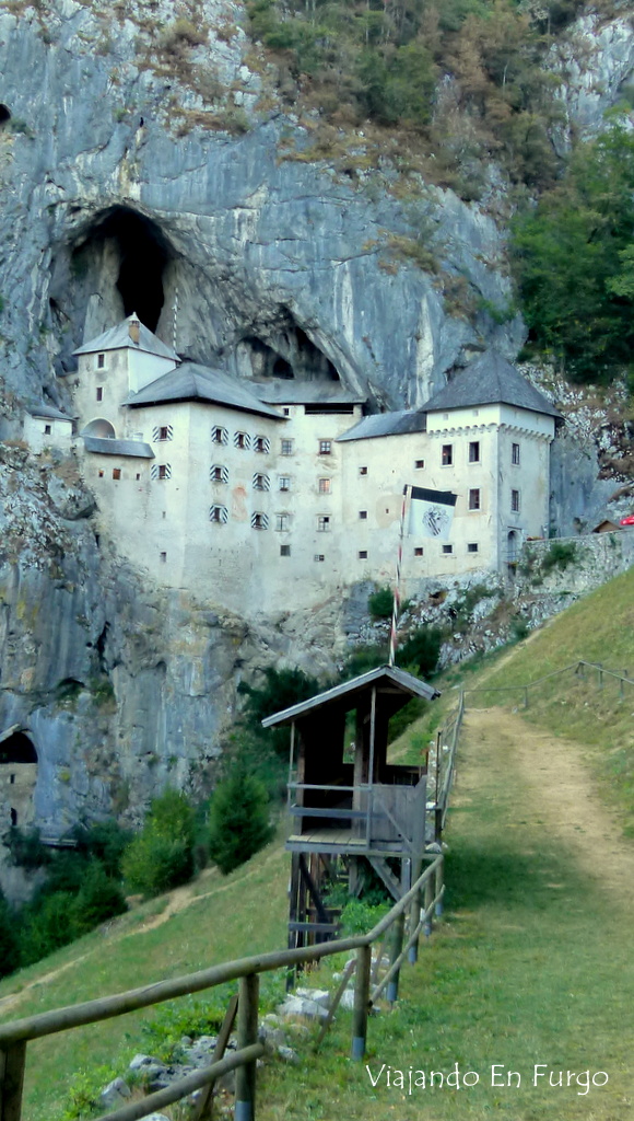 Castillo de Predjama Eslovenia en furgo